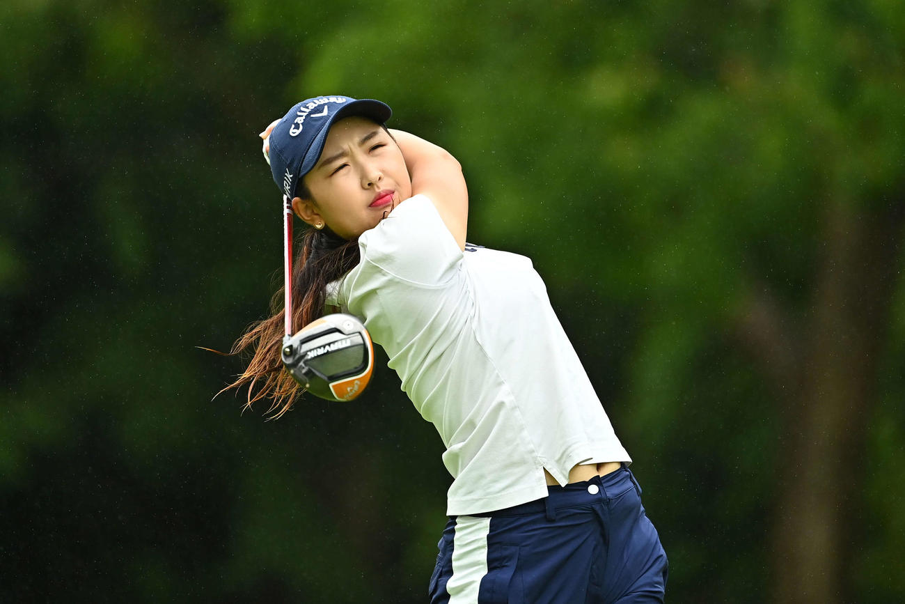 11番、ティーショットを放つリ・ハナ（Getty　Images／JLPGA提供）