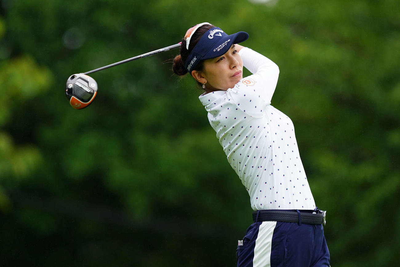 1番、ティーショットを放つ藤田光（Getty　Images／JLPGA提供）