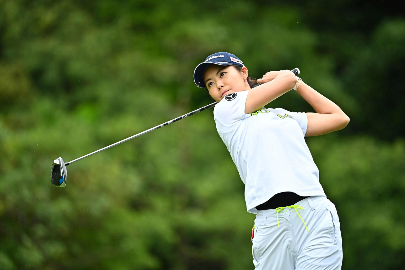 10番、ティーショットを放つ松森（Getty　Images／JLPGA提供）