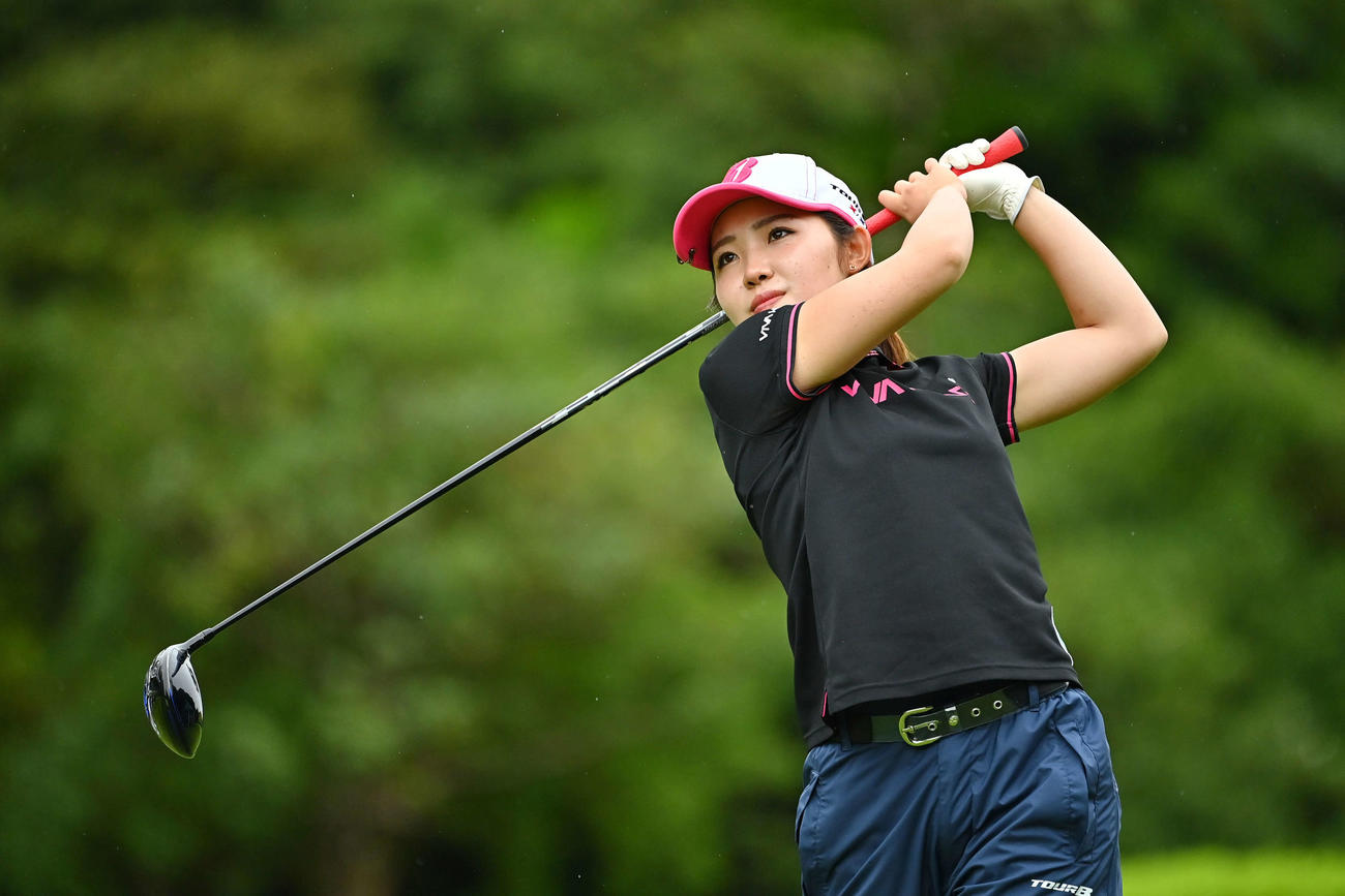 10番、ティーショットを放つ古江（Getty　Images／JLPGA提供）