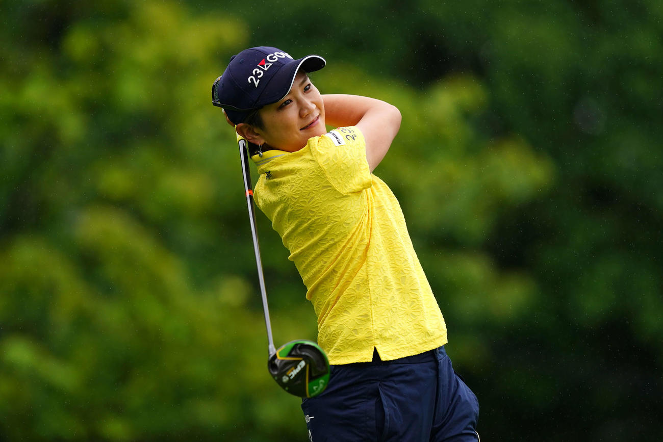 1番、ティーショットを放つ成田（Getty　Images／JLPGA提供）