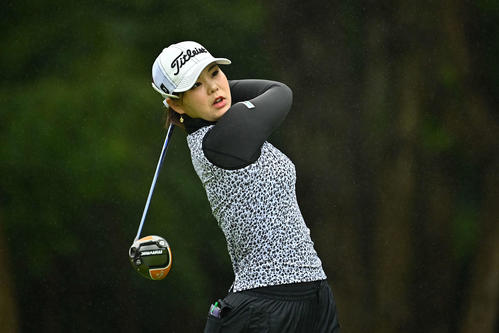 11番、ティーショットを放つ石川（Getty　Images／JLPGA提供）
