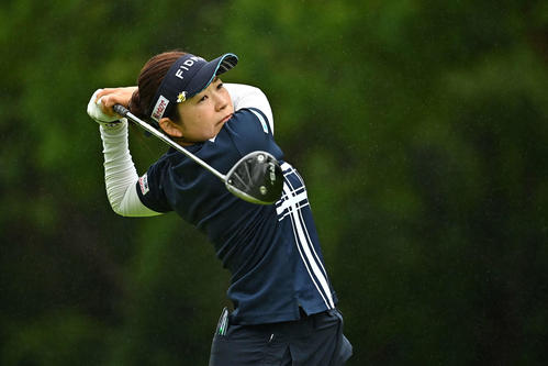 11番、ティーショットを放つ仲宗根（Getty　Images／JLPGA提供）
