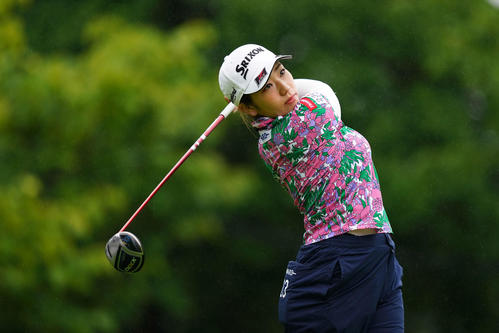 1番、ティーショットを放つ安田彩（Getty　Images／JLPGA提供）