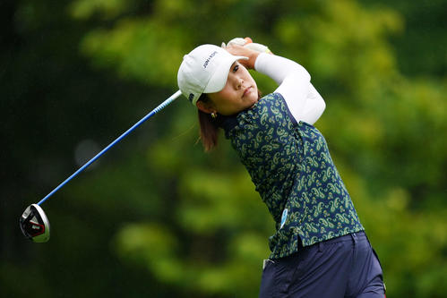 1番、ティーショットを放つ倉田（Getty　Images／JLPGA提供）