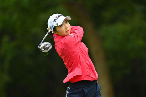 11番、ティーショットを放つ菊地（Getty　Images／JLPGA提供）