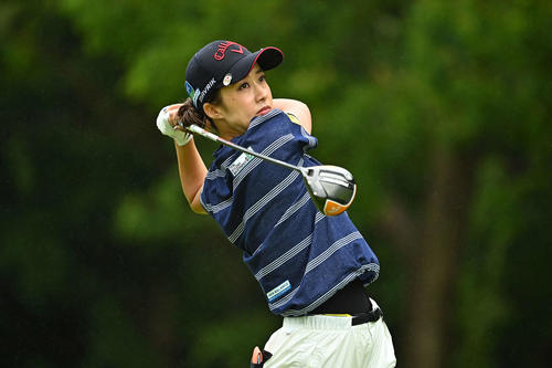 11番、ティーショットを放つ加賀其（Getty　Images／JLPGA提供）