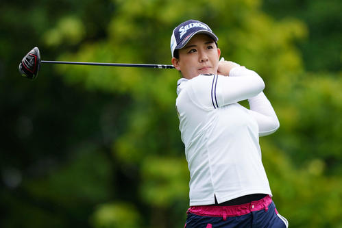 1番、ティーショットを放つ香妻（Getty　Images／JLPGA提供）