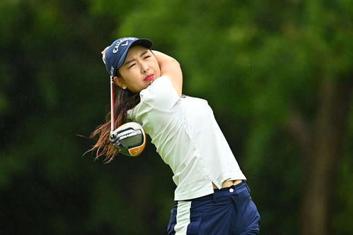 11番、ティーショットを放つリ・ハナ（Getty　Images／JLPGA提供）