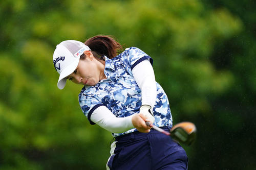 1番、ティーショットを放つ西村（Getty　Images／JLPGA提供）