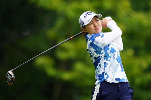 1番、ティーショットを放つ横峯（Getty　Images／JLPGA提供）