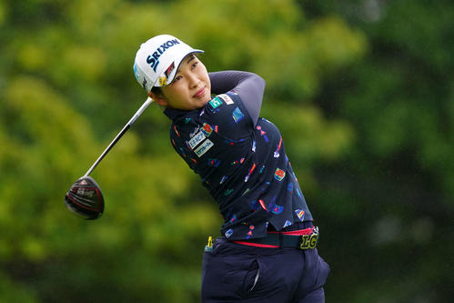 1番、ティーショットを放つ小祝（Getty　Images／JLPGA提供）