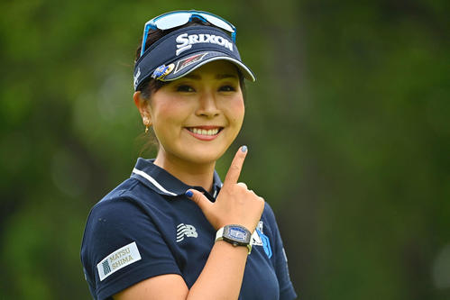 11番、笑顔を見せる青木（Getty　Images／JLPGA提供）