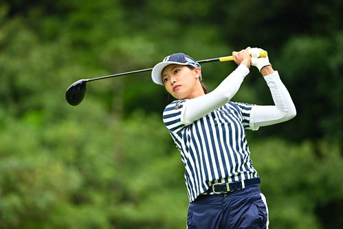 10番、ティーショットを放つ川崎（Getty　Images／JLPGA提供）