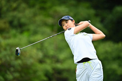 10番、ティーショットを放つ松森（Getty　Images／JLPGA提供）