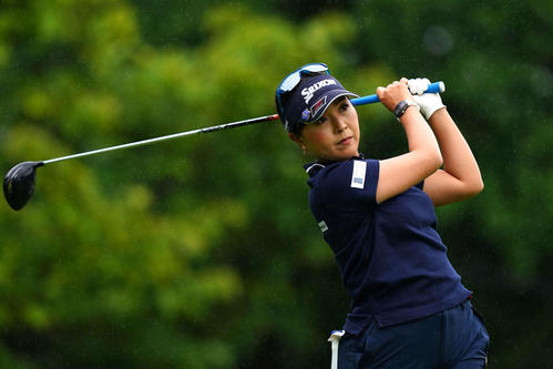 1番、ティーショットを放つ青木（Getty　Images／JLPGA提供）