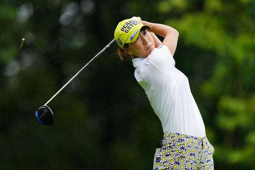 1番、ティーショットを放つ木戸（Getty　Images／JLPGA提供）