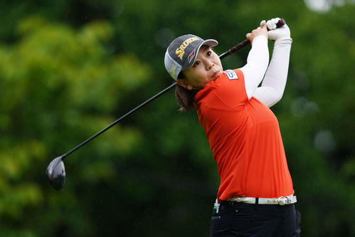 1番、ティーショットを放つ吉田弓（Getty　Images／JLPGA提供）