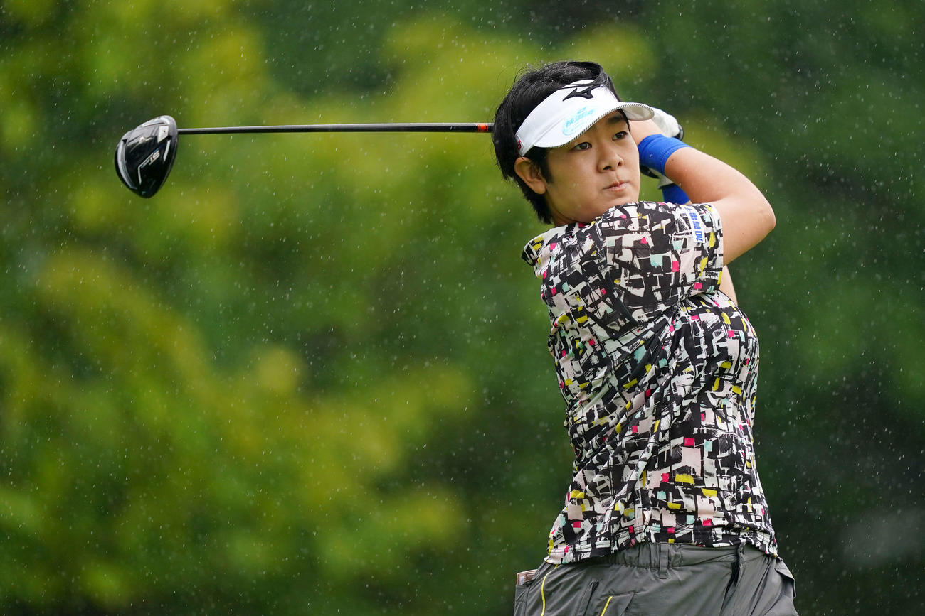 1番、ティーショットを放つ川岸（Getty　Images／JLPGA提供）