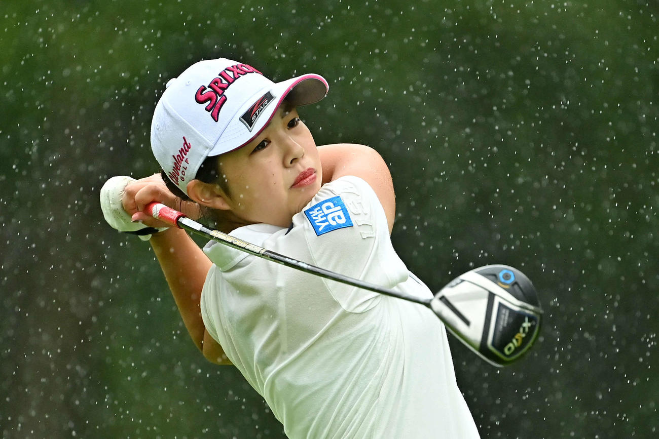 11番でティーショットを放つ山下（Getty　Images／JLPGA提供）