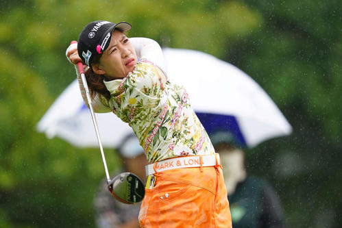 1番、ティーショットを放つ永井（Getty　Images／JLPGA提供）