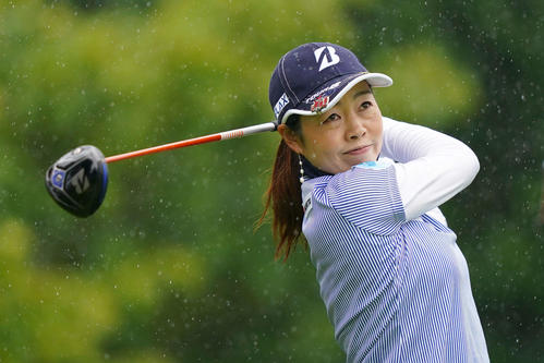 1番、ティーショットを放つ西山（Getty　Images／JLPGA提供）