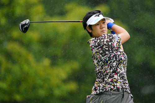 1番、ティーショットを放つ川岸（Getty　Images／JLPGA提供）