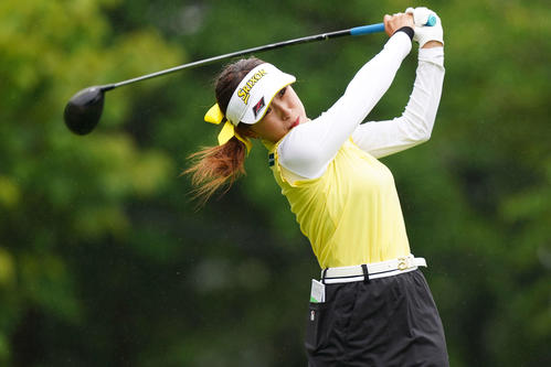 1番、ティーショットを放つ臼井（Getty　Images／JLPGA提供）