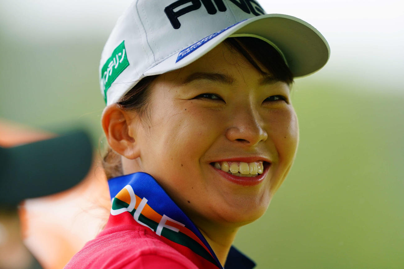 スタート前、1番で笑顔を見せる渋野（Getty　Images／JLPGA提供）