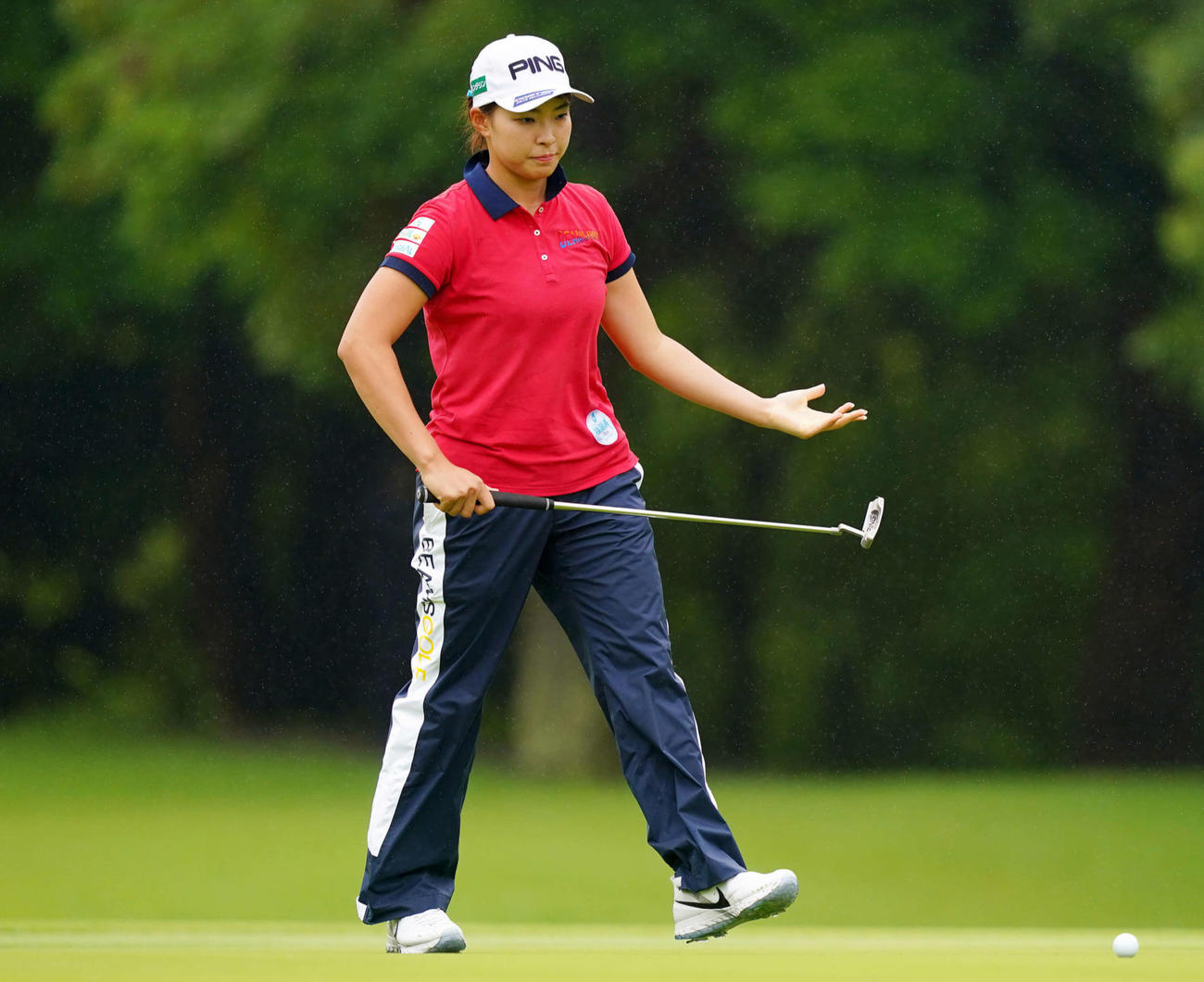 6番、グリーンでラインを読む渋野（Getty　Images／JLPGA提供）