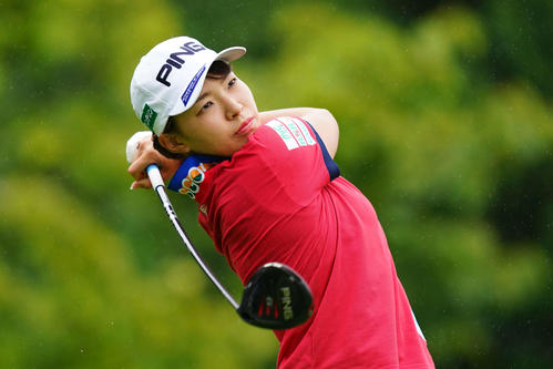 1番、ティーショットを放つ渋野（Getty　Images／JLPGA提供）