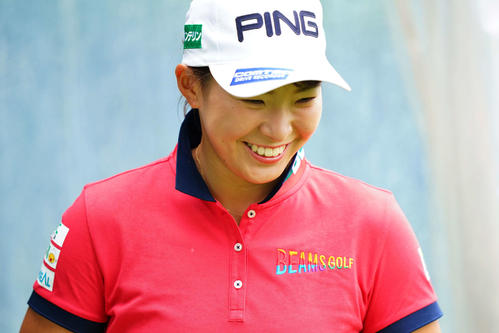 スタート前、1番で笑顔を見せる渋野（Getty　Images／JLPGA提供）