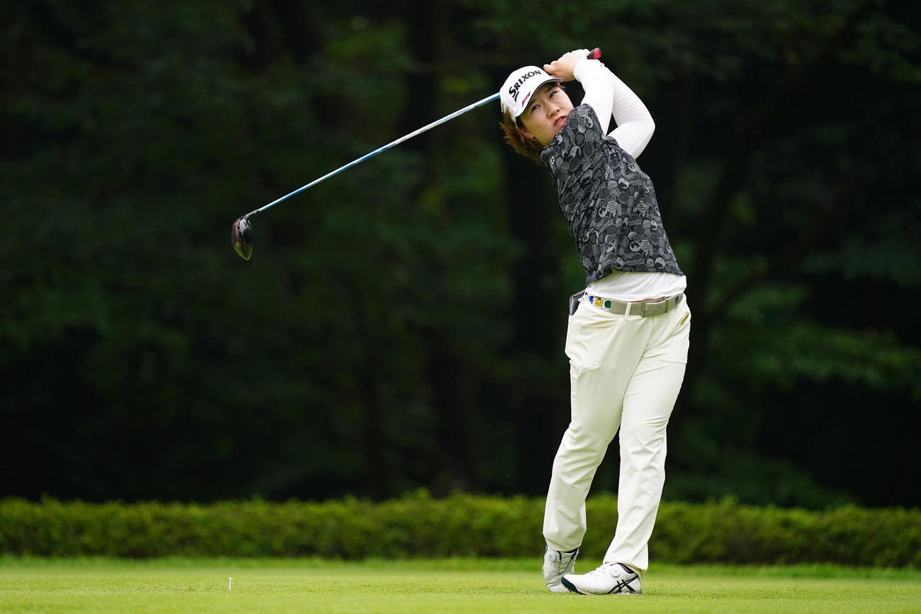 14番、ティーショットを放つ石川（Getty　Images／JLPGA提供）