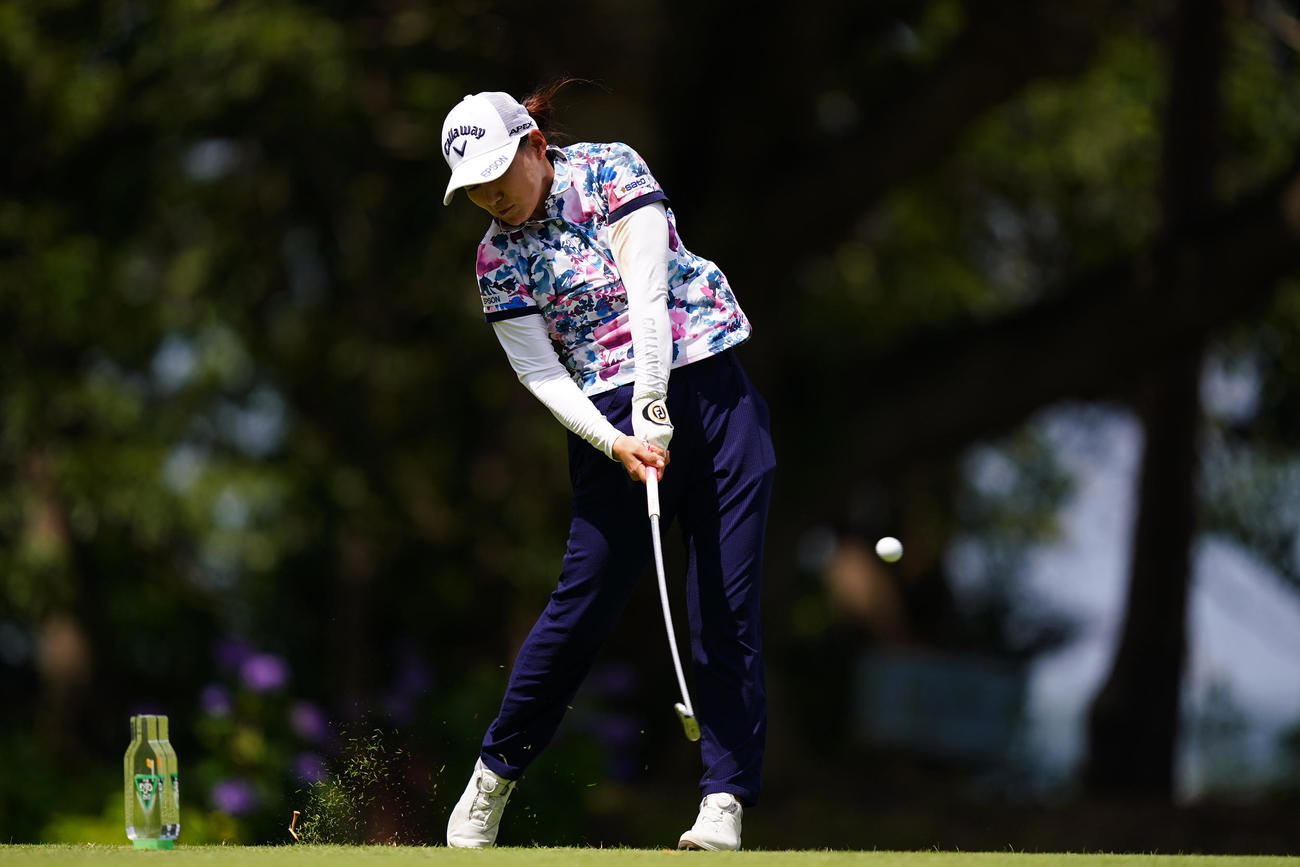 15番、ティーショットを放つ横峯（Getty　Images／JLPGA提供）