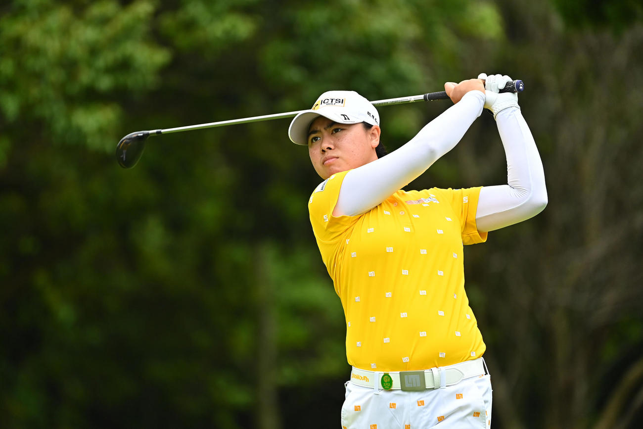 6番、ティーショットを放つ笹生（Getty　Images／JLPGA提供）