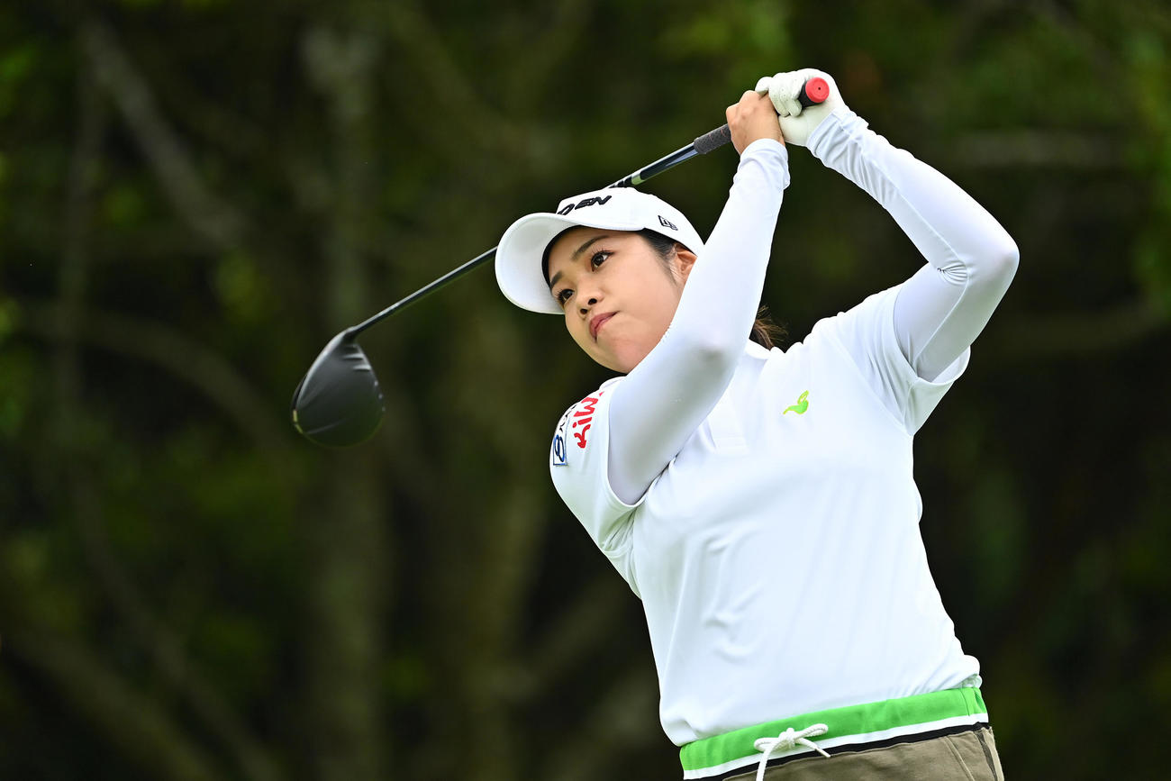 6番、ティーショットを放つ浜田（Getty　Images／JLPGA提供）