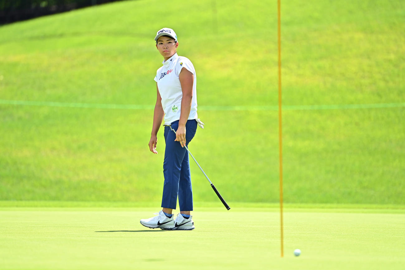 16番、パットの行方を追う渋野（Getty　Images／JLPGA提供）