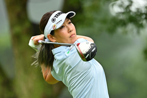 3番、ティーショットを放つ福田真（Getty　Images／JLPGA提供）