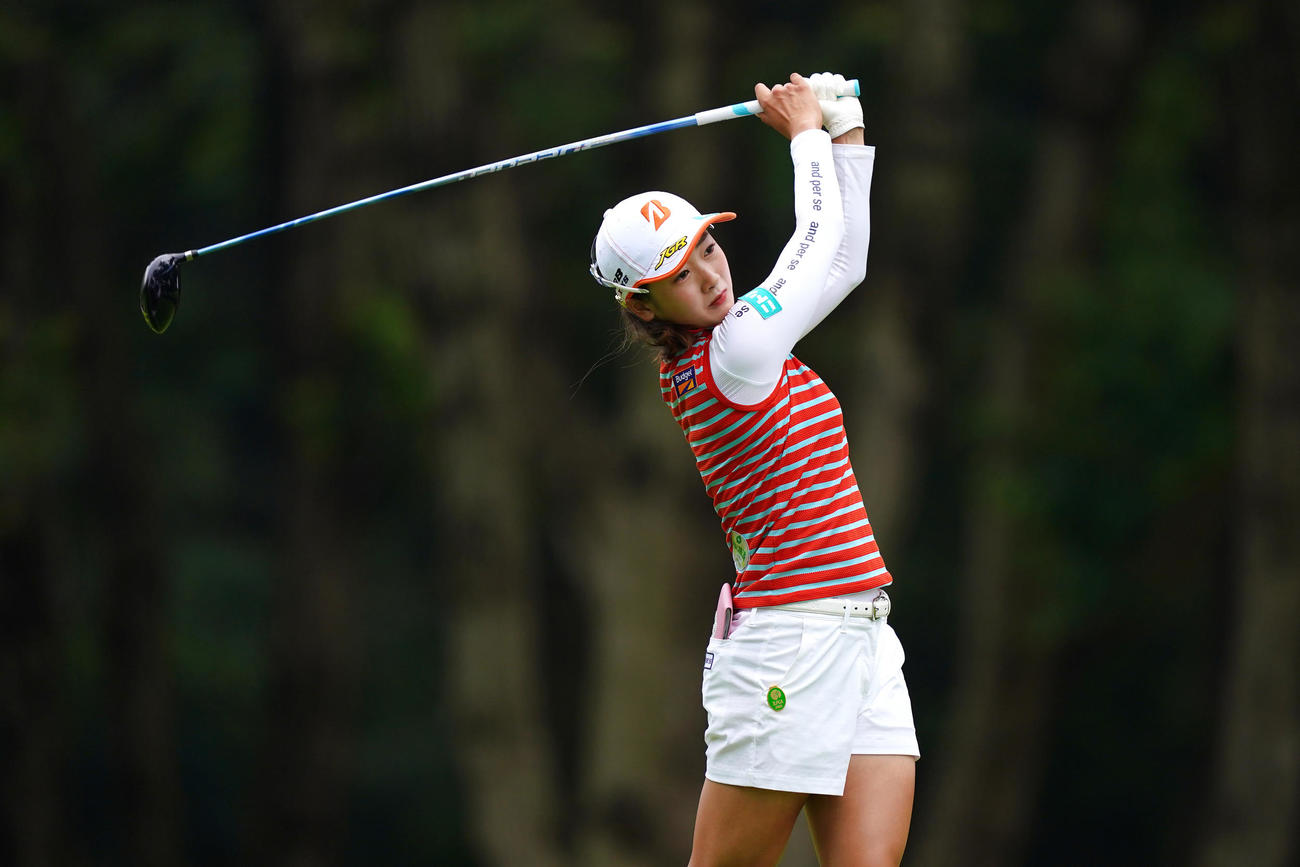 11番、ティーショットを放つ松田（Getty　Images／JLPGA提供）