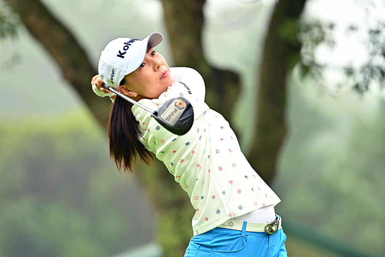 3番、ティーショットを放つ上原（Getty　Images／JLPGA提供）