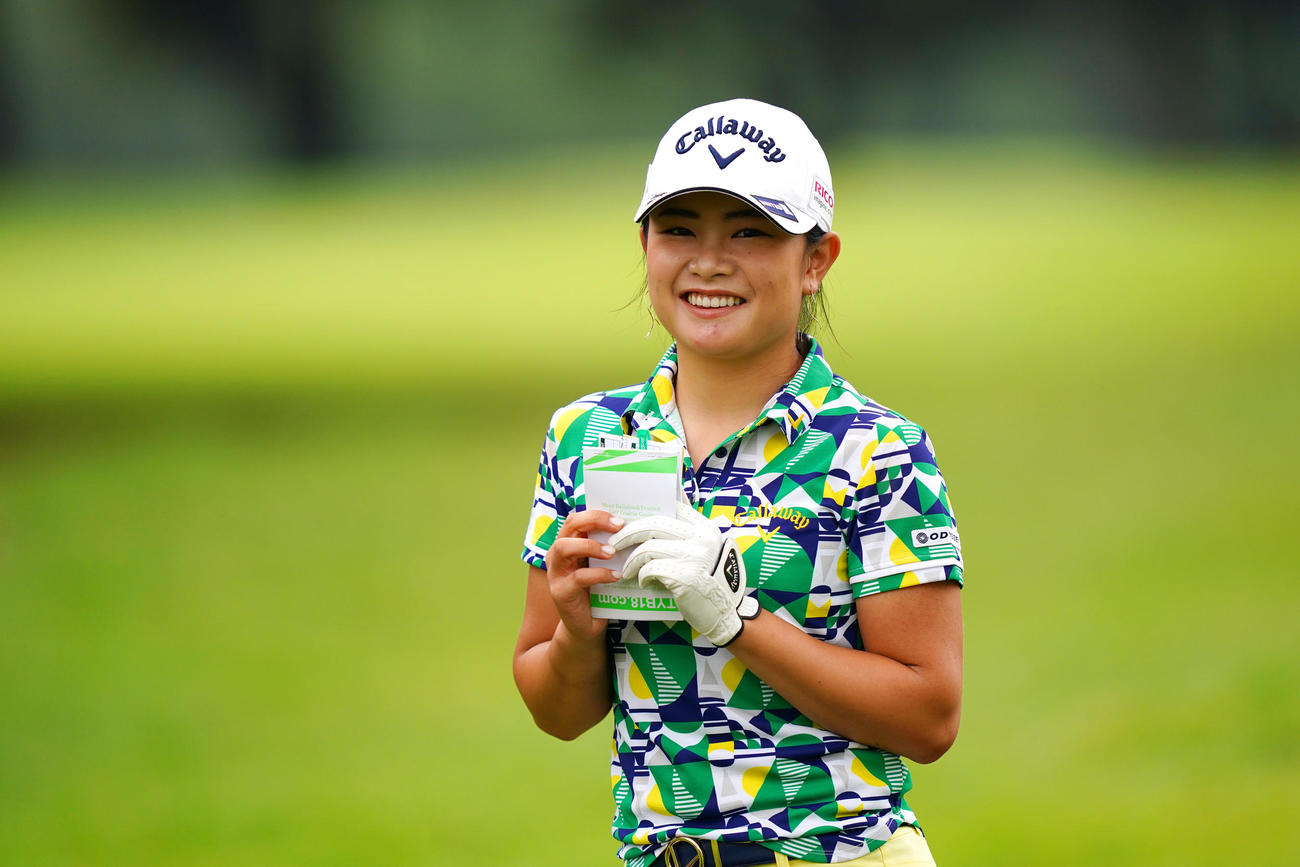 14番、ティーショットを終え笑顔を見せる河本（Getty　Images／JLPGA提供）