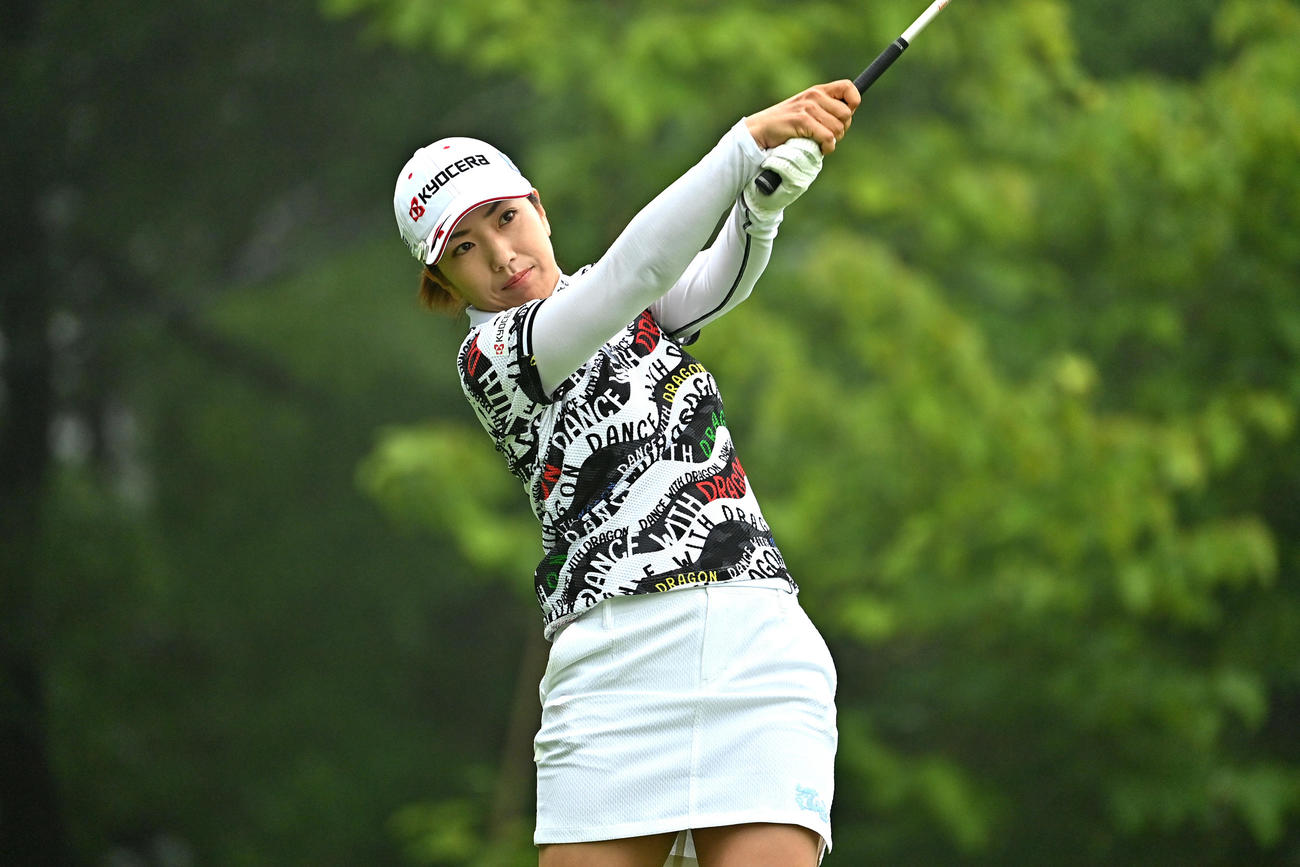 1番、ティーショットを放つ笠（Getty　Images／JLPGA提供）