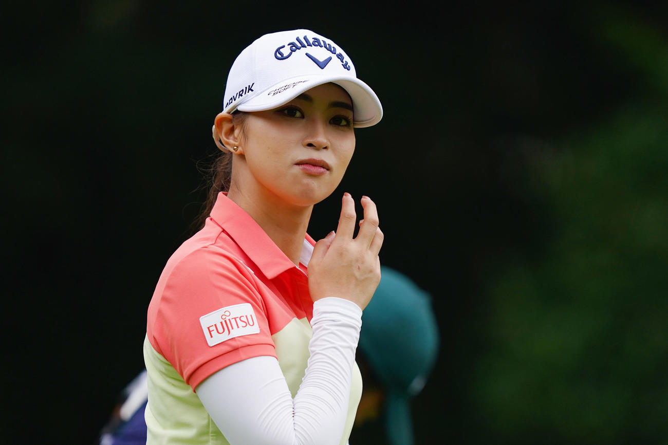 12番、ティーショットを放ち笑顔を見せる柏原（Getty　Images／JLPGA提供）