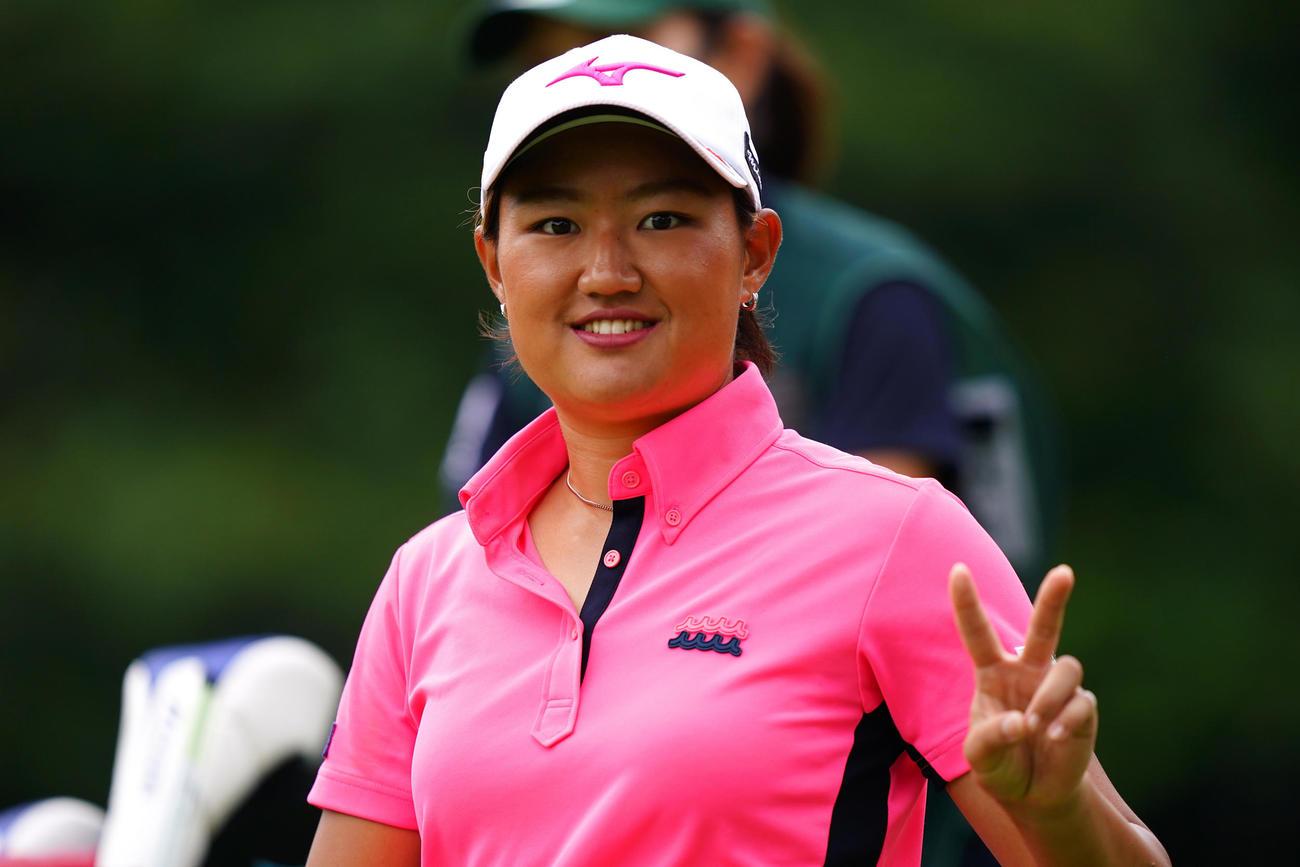 14番、ティーショットを放ちカメラマンに向かってピースする野沢（Getty　Images／JLPGA提供）