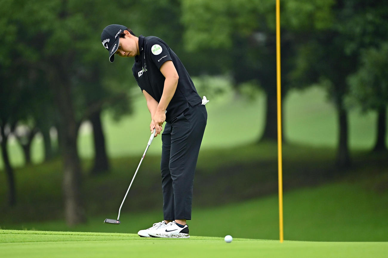 5番、パッティングに臨む沖（Getty　Images／JLPGA提供）