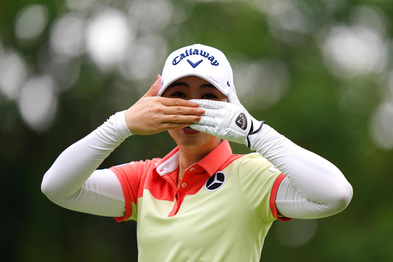 14番、顔を手で隠しておどける柏原（Getty　Images／JLPGA提供）