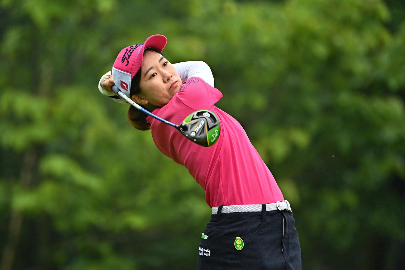 1番、ティーショットを放つ新田（Getty　Images／JLPGA提供）