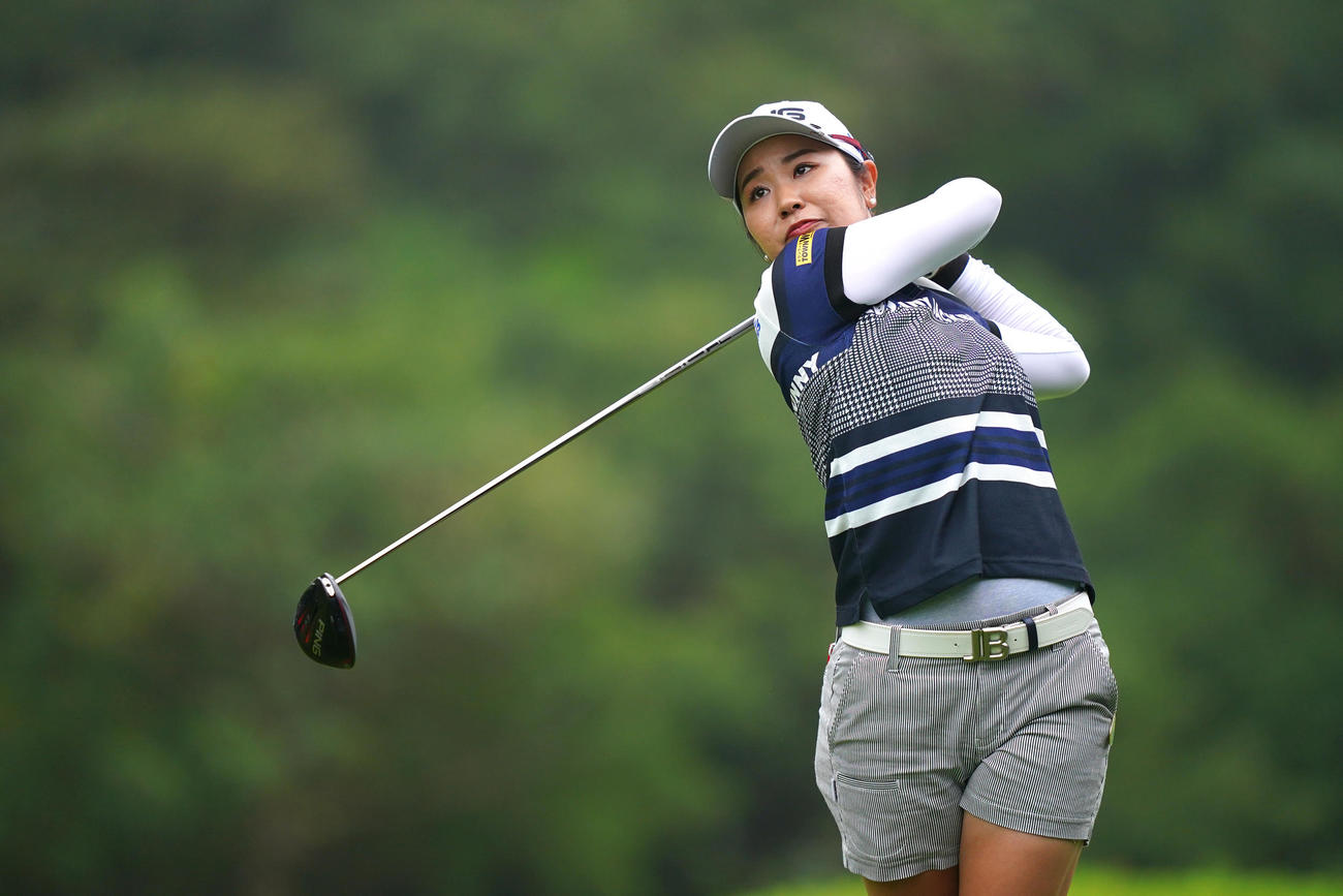 10番、ティーショットを放つ比嘉（Getty　Images／JLPGA提供）