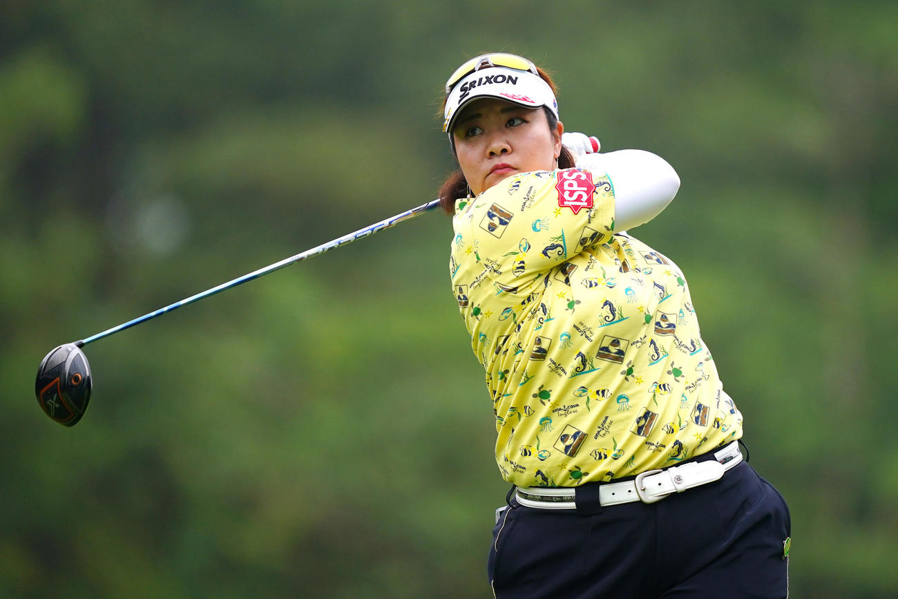 10番、ティーショットを放つ酒井（Getty　Images／JLPGA提供）