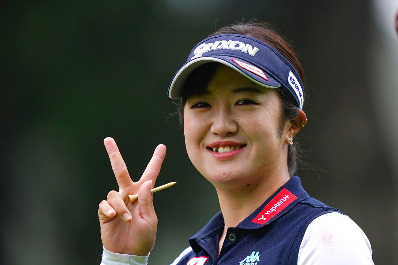 10番、ティーショットを終えカメラマンに向かってピースする林（Getty　Images／JLPGA提供）